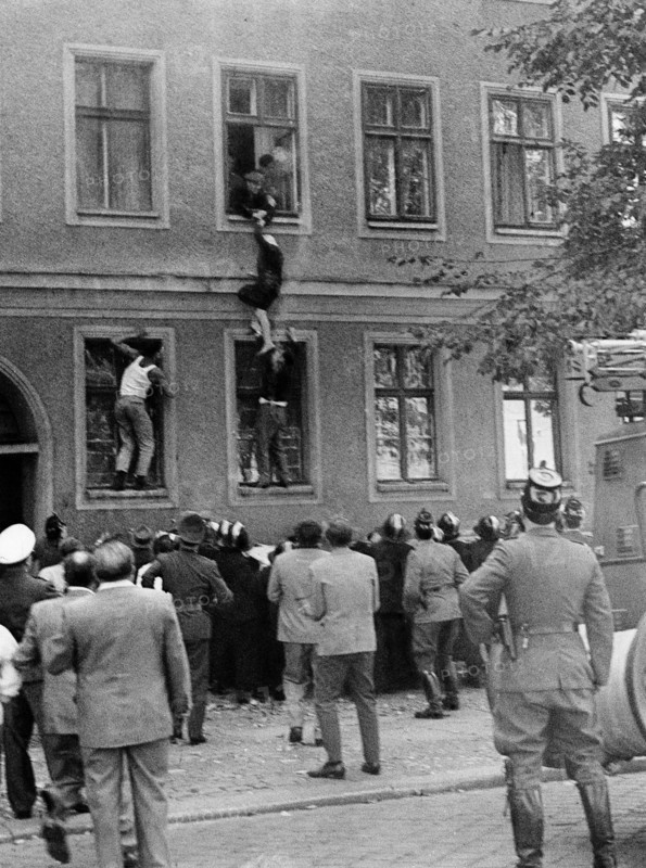 Frieda Schulze s'échappe par la fenêtre de son appartment, à Berlin, 1961