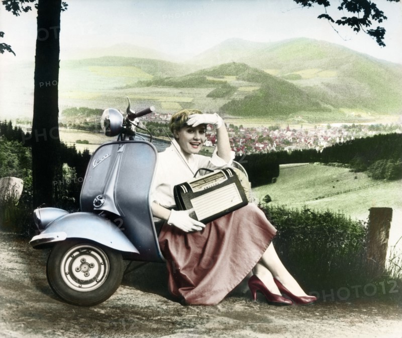 Jeune femme en scooter, 1956