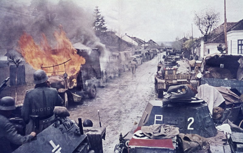 Convoi de chars allemands traversant une ville de Russie, 1941