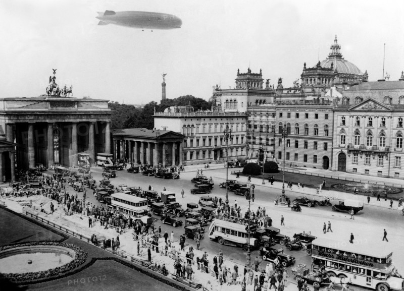 Dirigeable Zeppelin, au-dessus de la Porte de Brandenbourg, Berlin, 1929