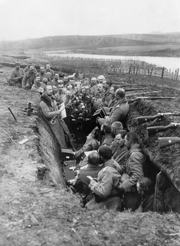 Les soldats fêtent Nöel dans une tranchée, 1914