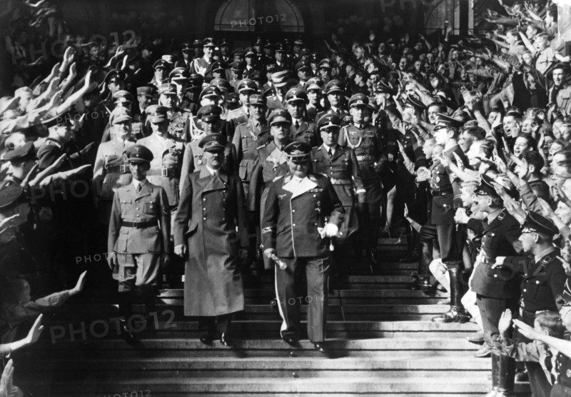 Return from Munich Conf. - Hitler and entourage after arrival at Anhalter Bahnhof in Berlin.........