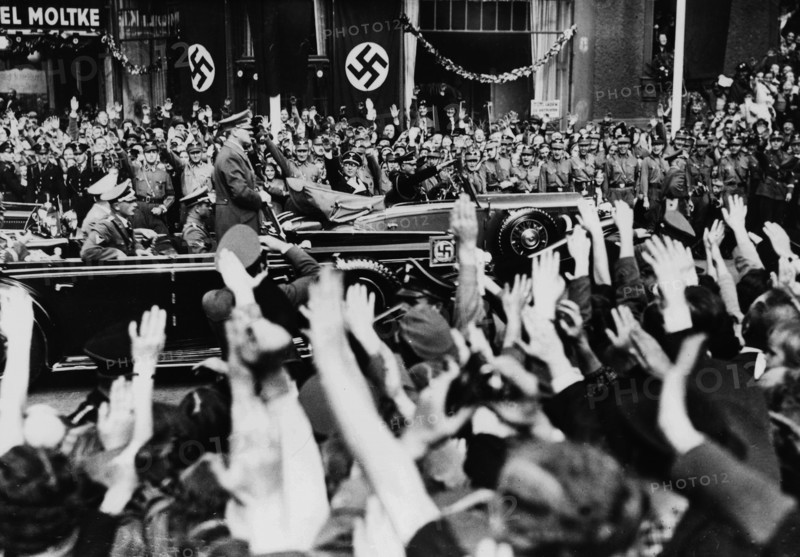 Adolf Hitler acclamé à Berlin après la signature des accords de Munich