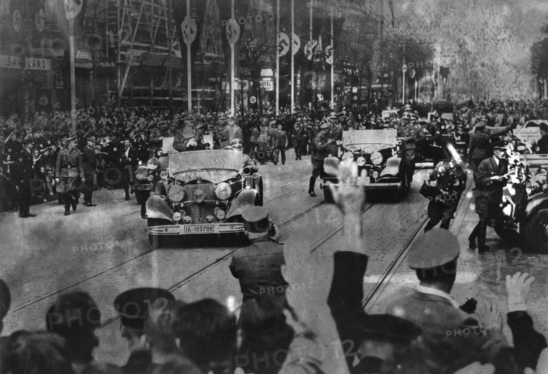 Adolf Hitler acclamé à Berlin après la signature des accords de Munich