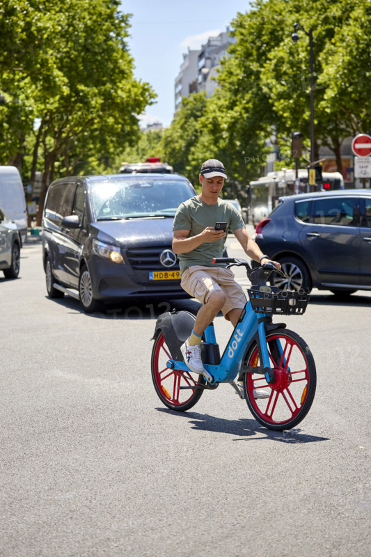 Vélos et voitures à Paris