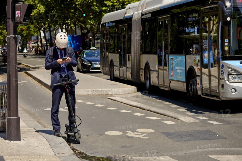 Vélos et voitures à Paris