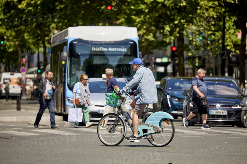 Vélos et voitures à Paris