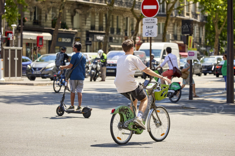 Vélos et voitures à Paris
