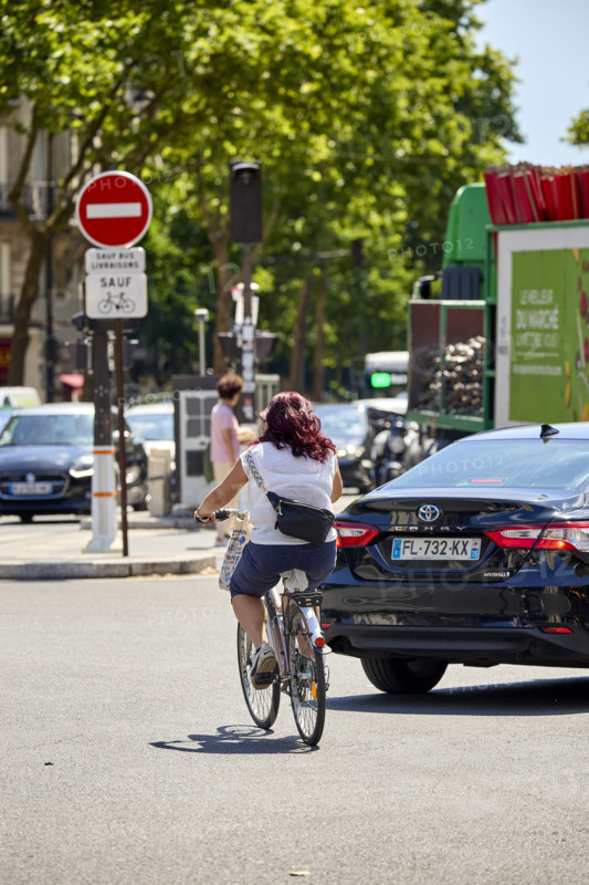 Vélos et voitures à Paris