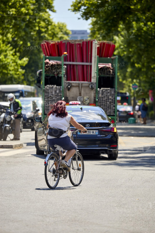 Vélos et voitures à Paris
