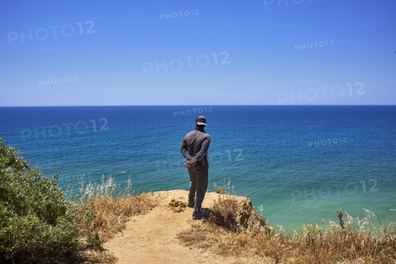 Un homme regarde la mer  en Algarve
