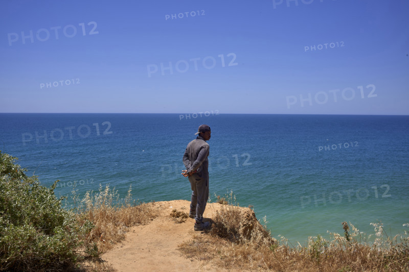 Un homme regarde la mer  en Algarve