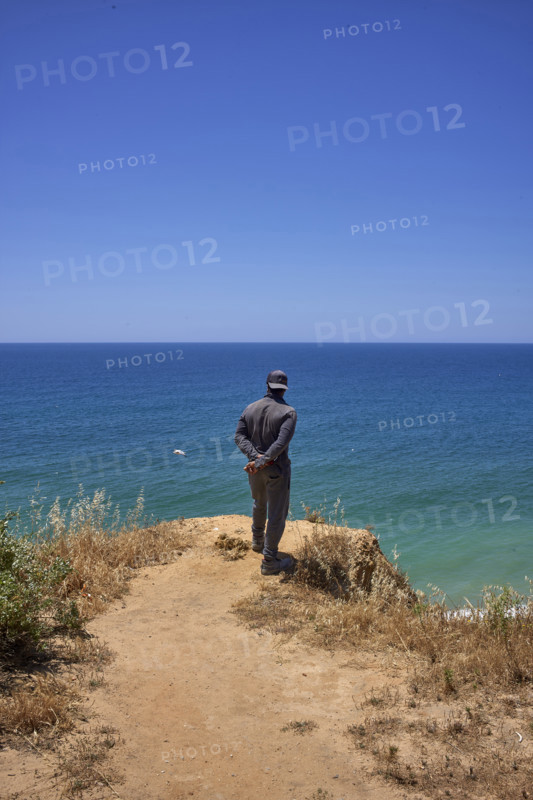 Un homme regarde la mer  en Algarve