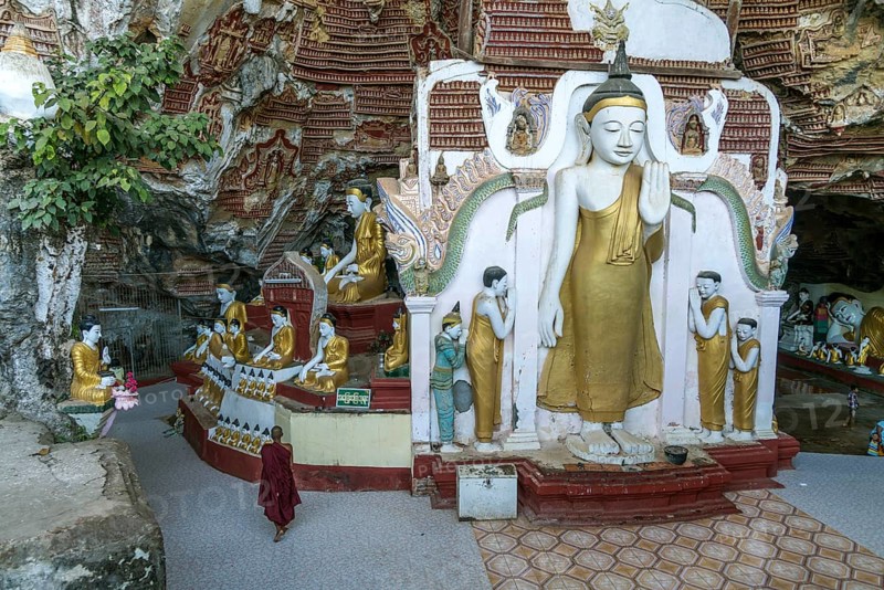 Buddha statues in the Kawgun Cave