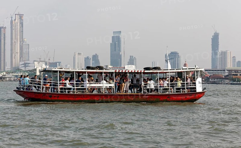 Passenger ferry crosses the river Mae Nam Chao Phraya