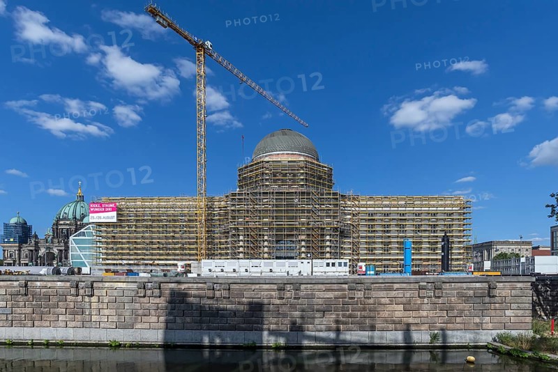 Scaffolding on the west facade of the city palace