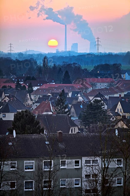Housing estate with the Gersteinwerk power plant at sunset