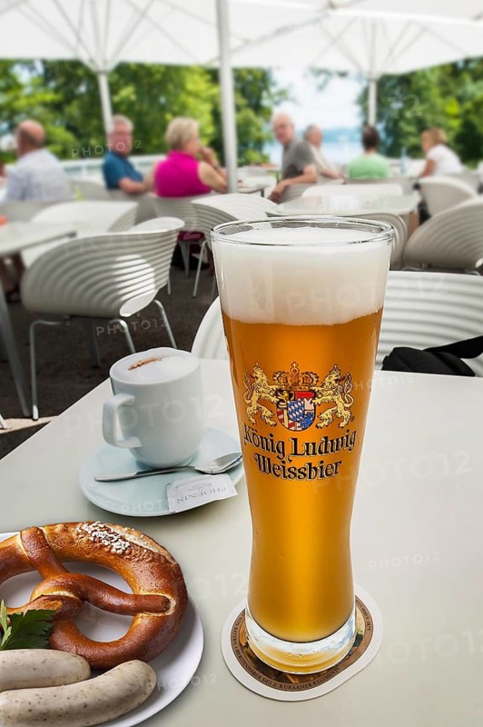 King Ludwig Weissbier and Weisswurst with pretzel
