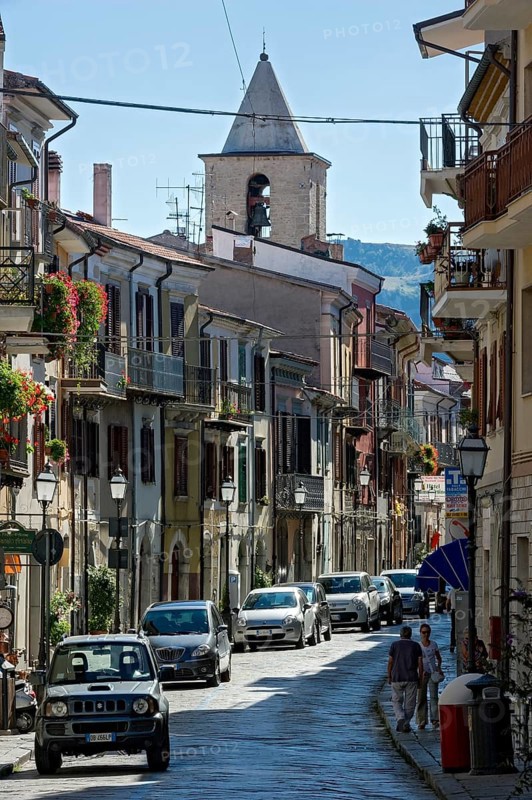 Strasse Corso Vittorio Emanuele witch church Chiesa di Sant'Emidio