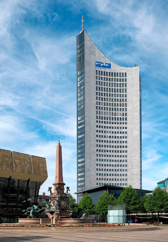 City skyscraper and Mende Fountain