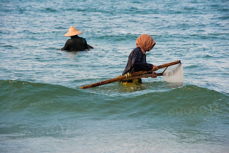 Mussel hunters