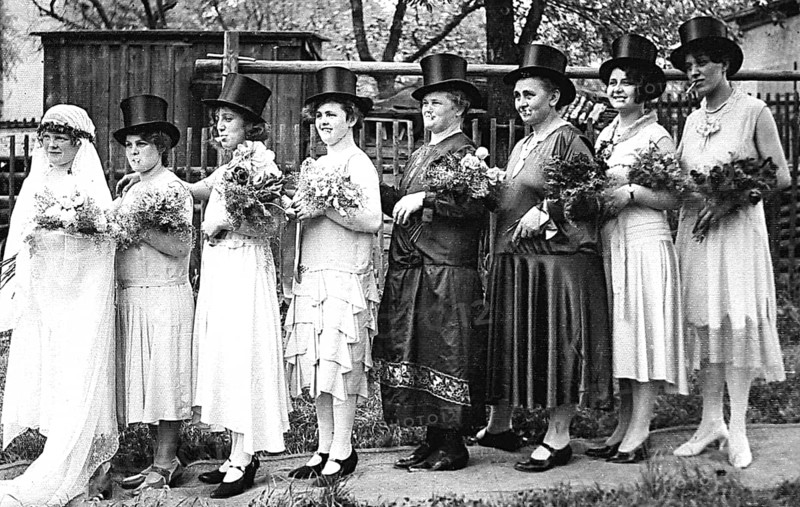 Bride with bridesmaids with cylinder