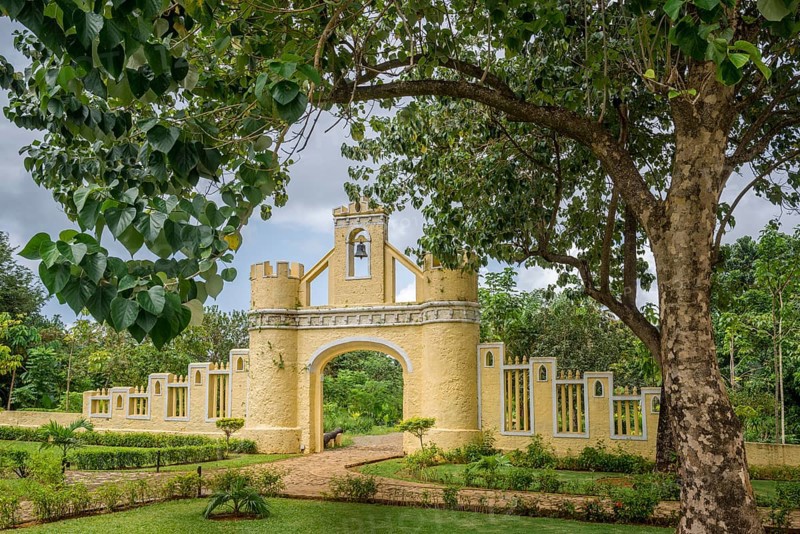Entrance gate to the Roca Belo Monte Hotel