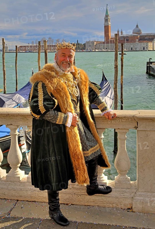 Man in historical Renaissance costume at the lagoon