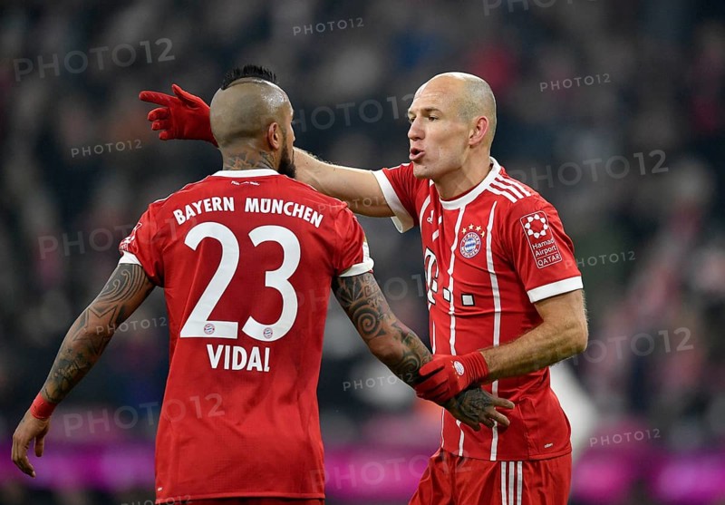 Arturo Vidal (left) discusses with Arjen Robben of FC Bayern Munich