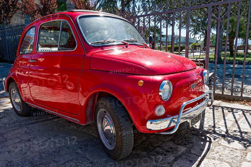Red FIAT Nuova 500 L