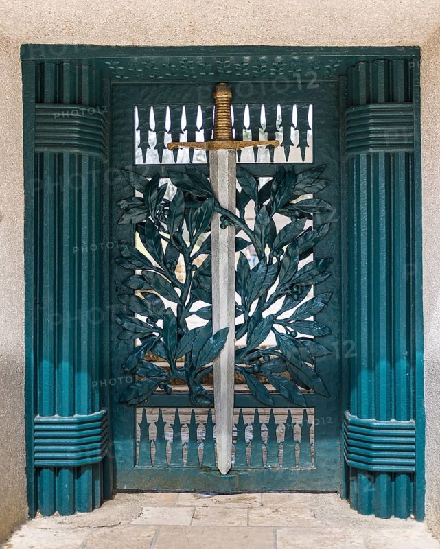 Entrance door to the bayonet moat
