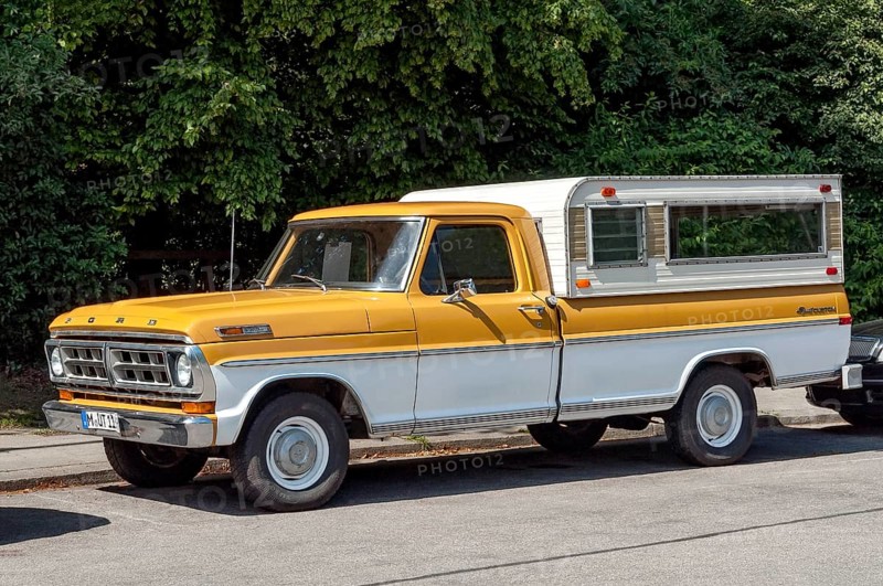 Oldtimer Ford F100 Styleside Sport Custom pickup truck with camping body