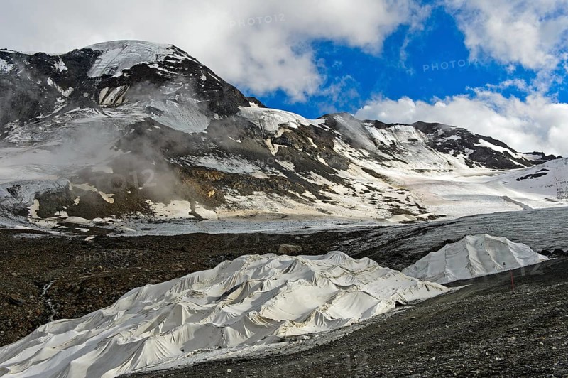 Covering of glacier ice with white plastic fleece to reduce glacier shrinkage in summer