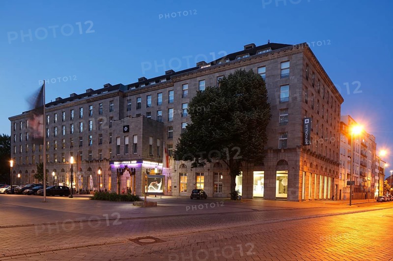 Hotel Wyndham Duisburger Hof at dusk