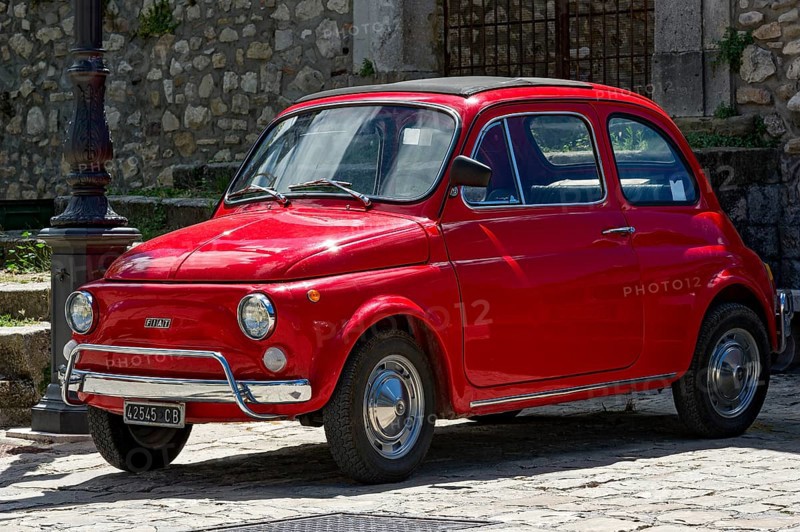 Red FIAT Nuova 500 L