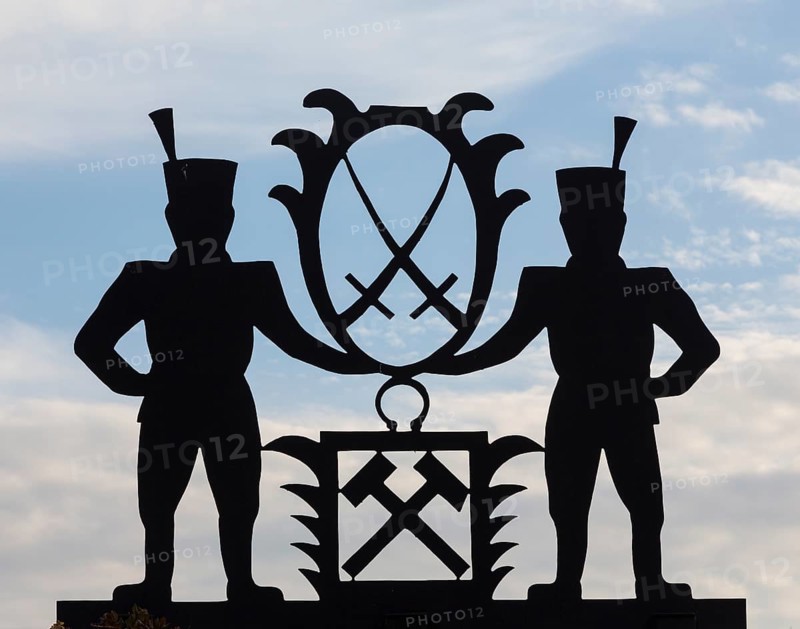 Guild symbol of miners with hammer and sword