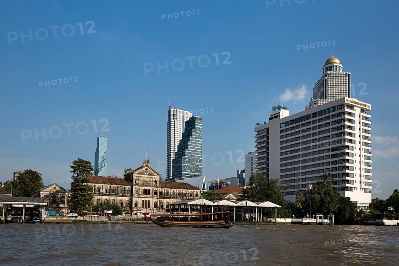 View from Mae Nam Chao Phraya to Mandarin Oriental Hotel and Lebua At State Tower