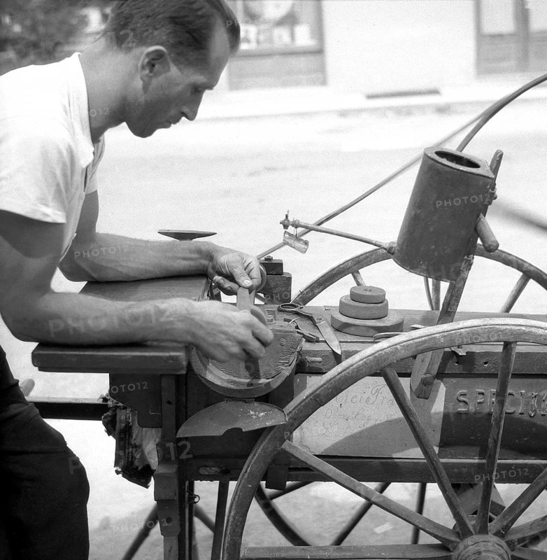 Scissors grinder at work