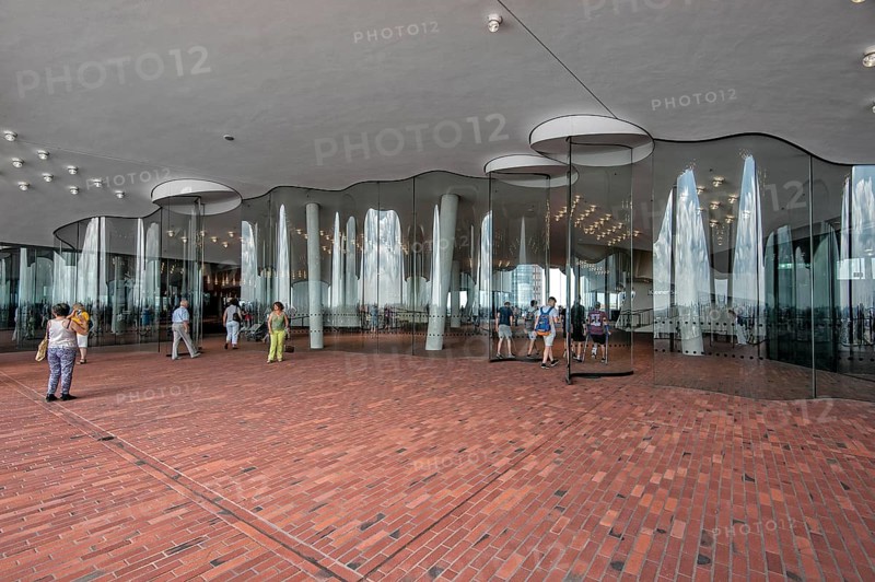 Viewing platform Plaza with transparent wind barriers on the Elbe Philharmonic Hall