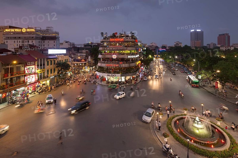 Street action at night time at the Dinh Tien Hoang