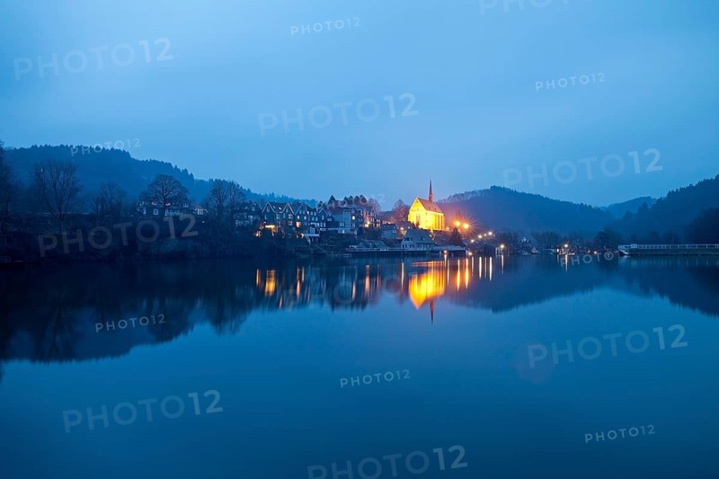 Beyenburg reservoir with the illuminated church of St. Mary Magdalene in the evening