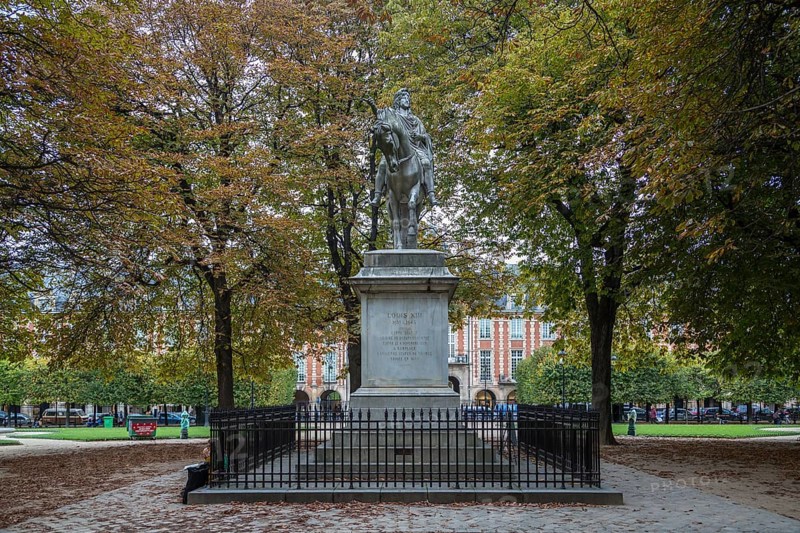 Equestrian statue of King Louis XIII