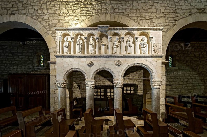 Pulpit with figures in a loggia