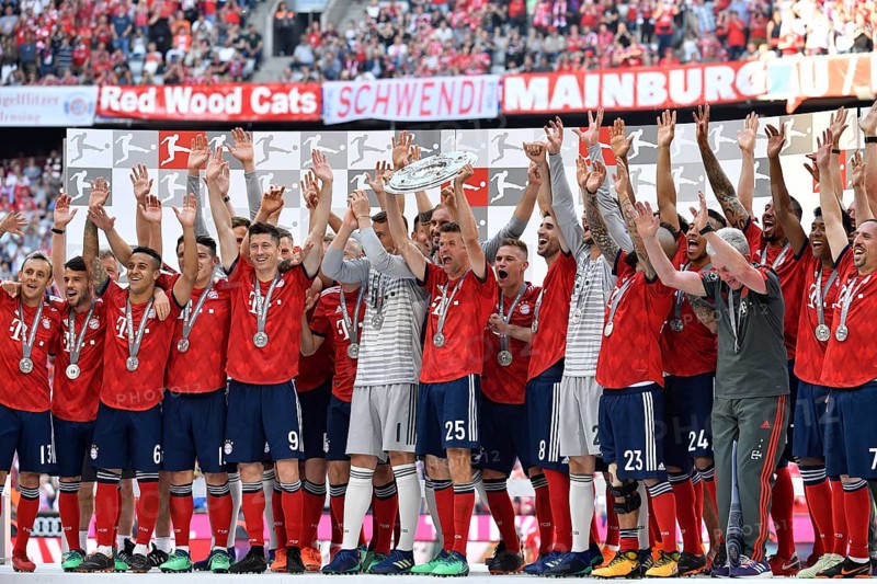Cheering FC Bayern Munich team after handing over the championship cup