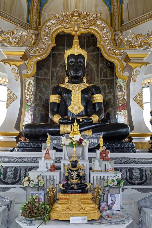 Black Buddha in Maha Rattana Chedi of Wat Thung Setthi