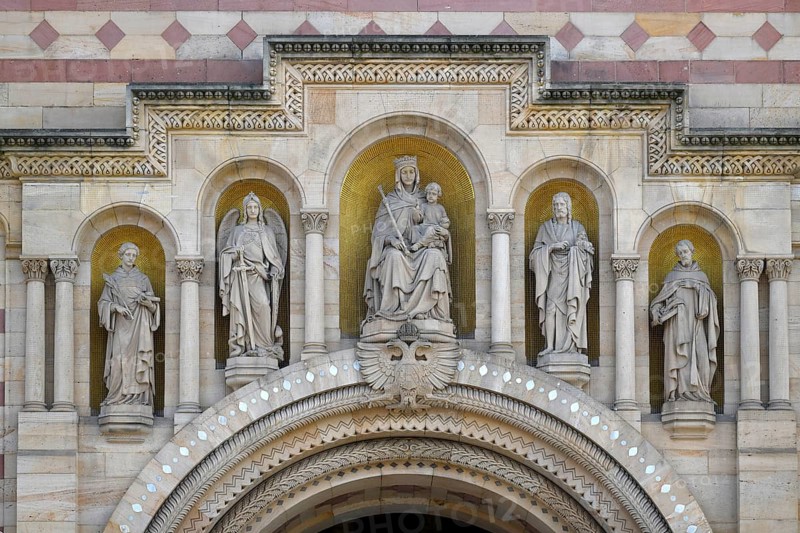 Patron saints of the cathedral on the western facade