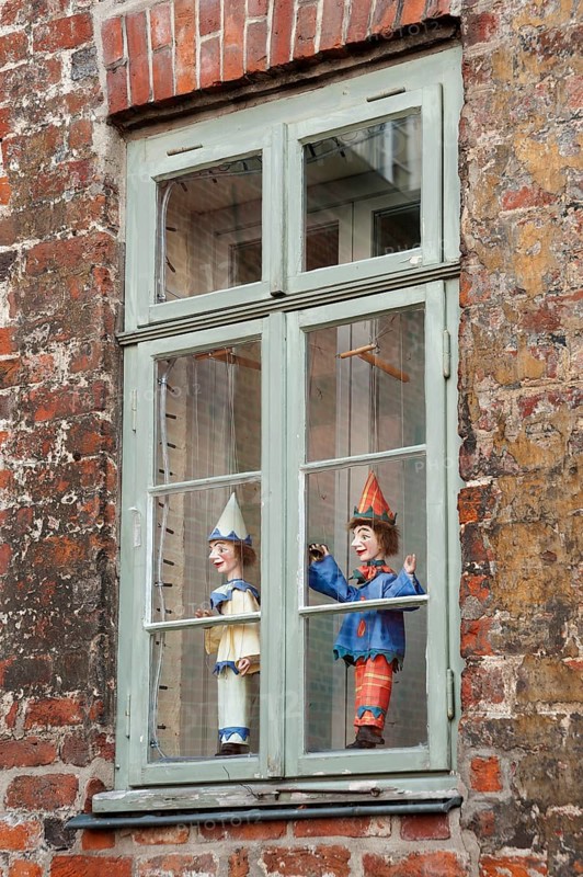 Punchers in the window of the Theatre Figure Museum