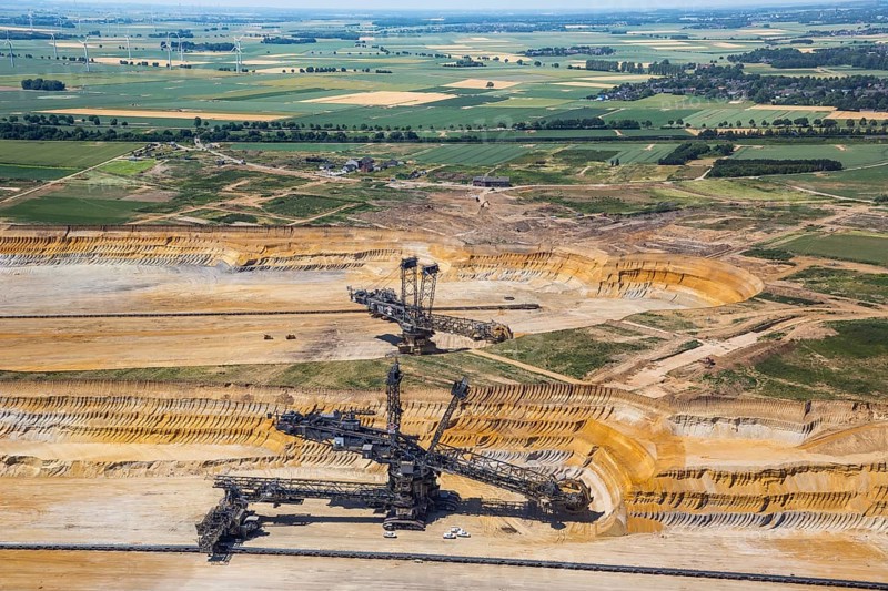 Lignite-coal excavator