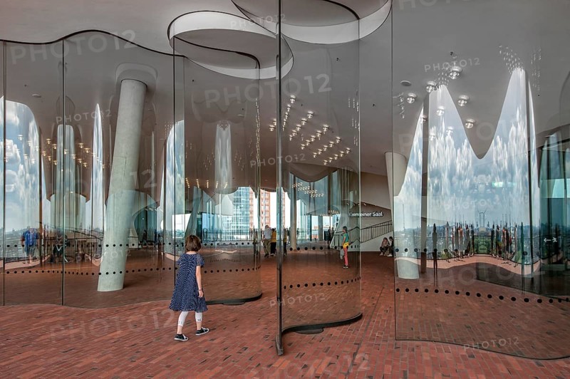 Viewing platform Plaza with transparent wind barriers on the Elbe Philharmonic Hall