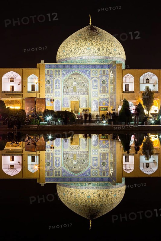 Masjed-e Sheikh Lotfollah or Sheikh Lotfollah Mosque at night